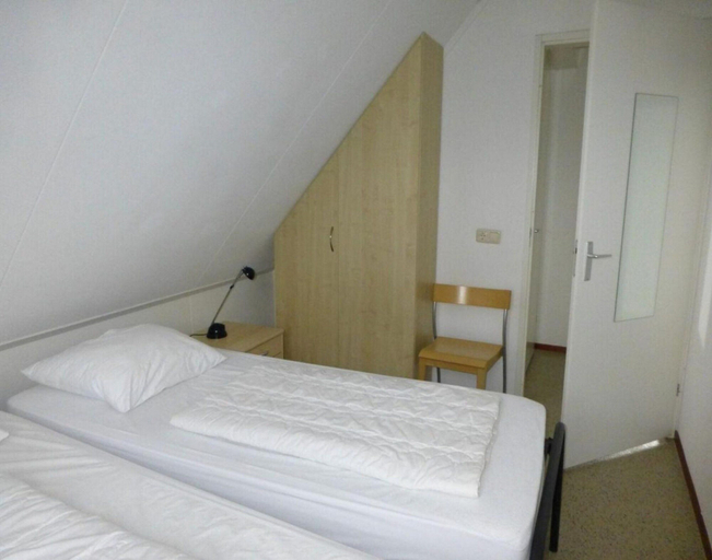 Room 5, Bungalow for 6 People, Near the Beach, Zijpe