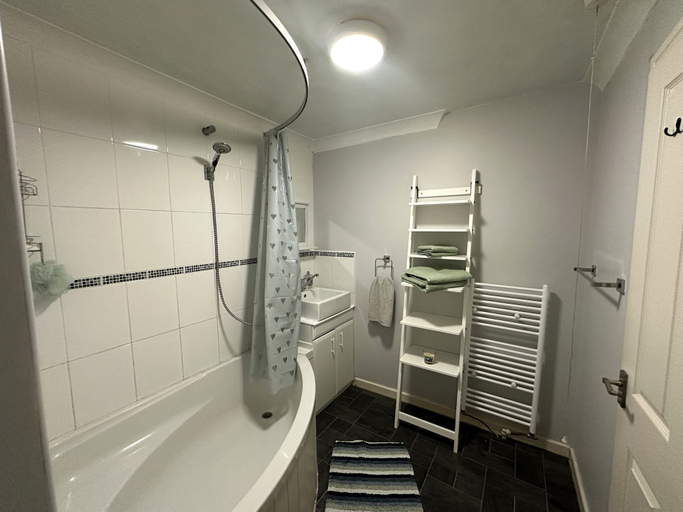 Bathroom 3, Bright Seaside Apartment With Stunning River Views, Wirral