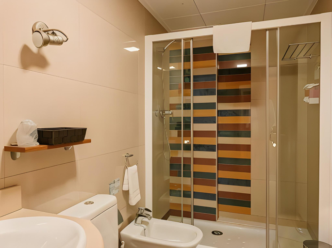 Bathroom 5, Hotel Traina, Murcia