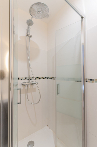 Bathroom 2, Holiday Home in Saint-pabu Near Beniguet Beach, Finistère