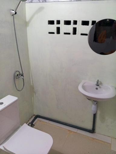 Bathroom 3, Air Manis Secret Surfcamp, Padang