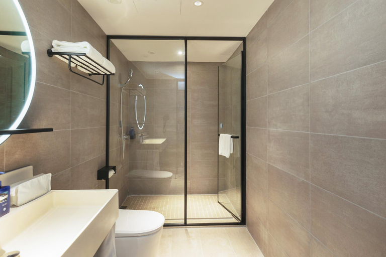 Bathroom 3, Hanting Hotel Qingdao Development Zone Xiangjiang Road Commercial Street, Qingdao