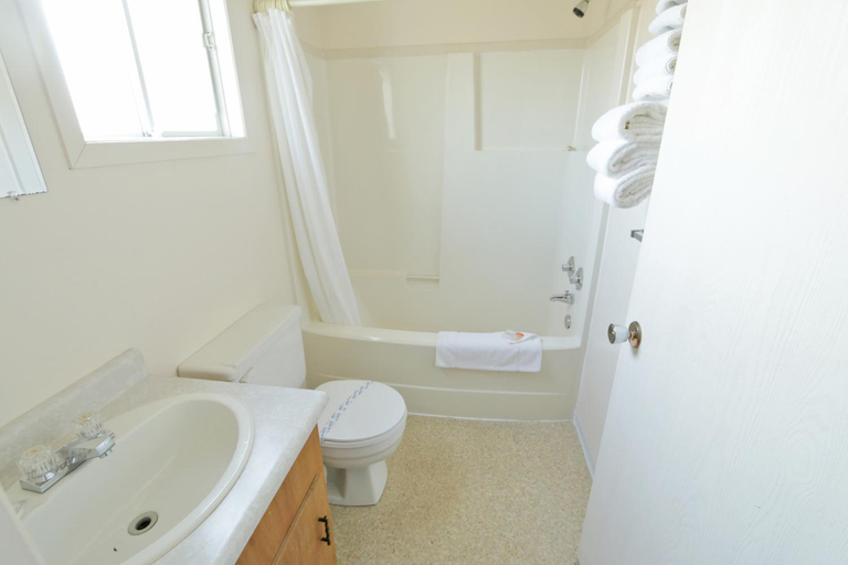 Bathroom 2, Sunset Motel, Central Kootenay