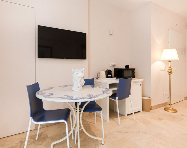 Room 2, Marina Homes in Syracuse, Syracuse
