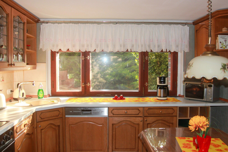 Private kitchen 4, Einladende Ferienwohnung im Malerischen Stassfurt, Salzlandkreis