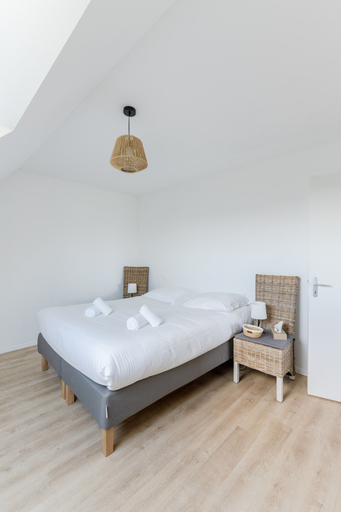 Room 4, Pretty new House With Small sea View, Finistère
