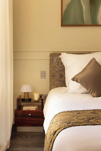 Room 2, Palais Bourbon Hotel - Suite 21- 4P - Invalides, Paris