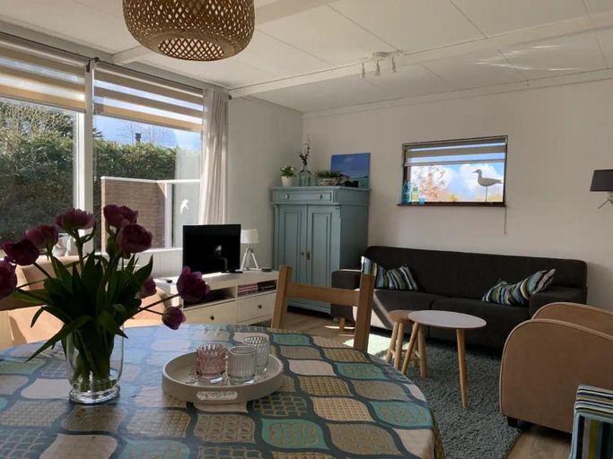 Living room 2, Sunny Garden Retreat Bungalow, Zijpe