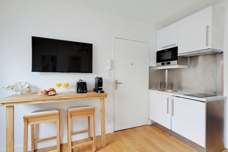 Private kitchen 2, Charming Apartment - 1br-4p- Suresnes, Hauts-de-Seine