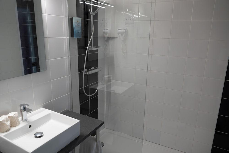 Bathroom 4, Cit'Hotel Logis Le Chene Vert, Vendée