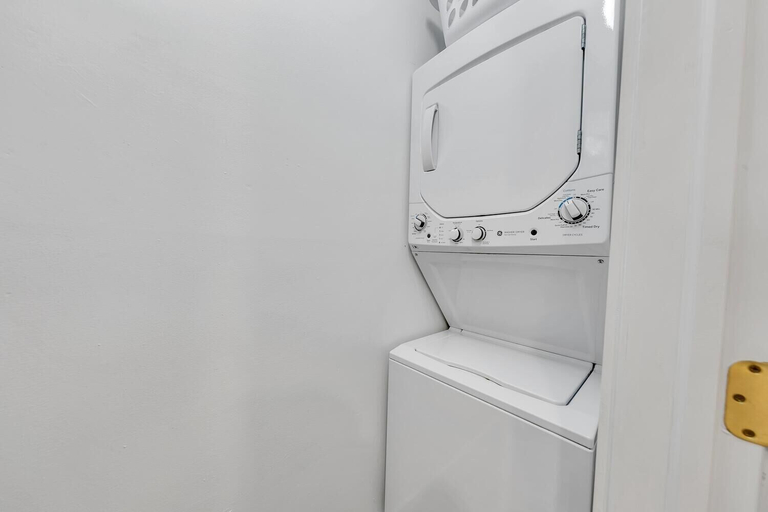 Bathroom 3, Pinnacle Port B3-408-emerald Pearl, Bay
