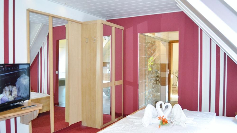 Bedroom 2, Hotel-Restaurant Straussen, Donau-Ries