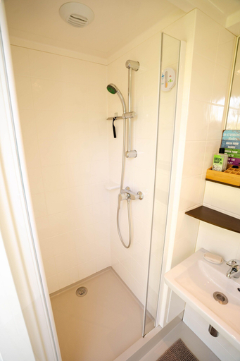Bathroom 2, Apartment in Netherlands near the Coast, Zijpe