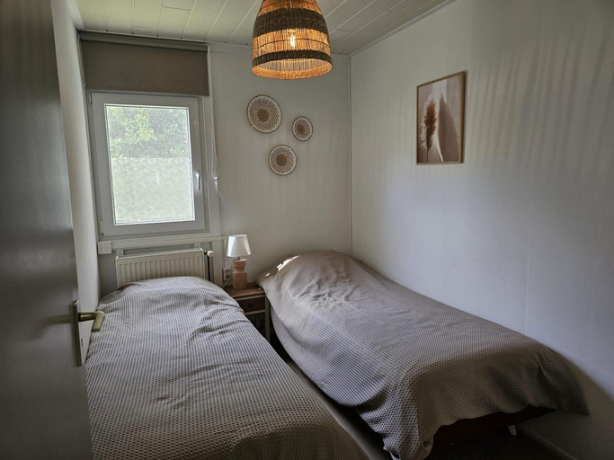 Room 5, Bungalow in Park With Fenced Garden, Zijpe