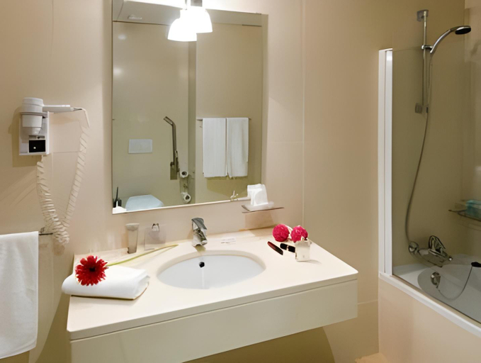 Bathroom 4, Coracao de Fatima Boutique Hotel, Ourém