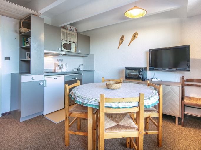 Dining 5, Apartment With Ski Access, Isère