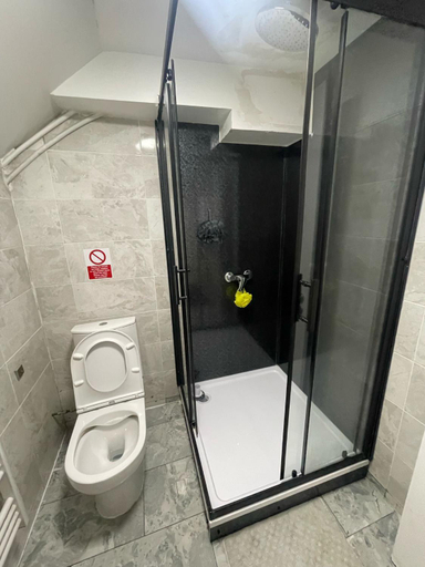 Bathroom 3, Rahman Piccadilly Hostel, Manchester