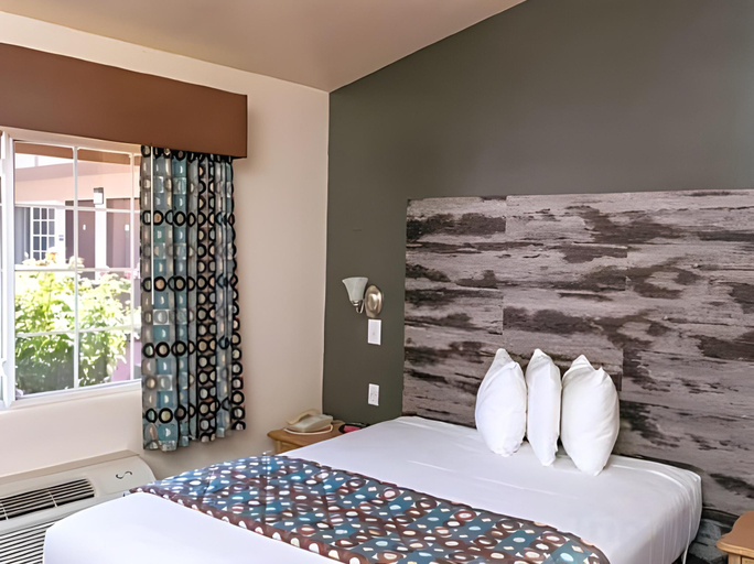 Bedroom 3, Anaheim Discovery Inn and Suites, Orange