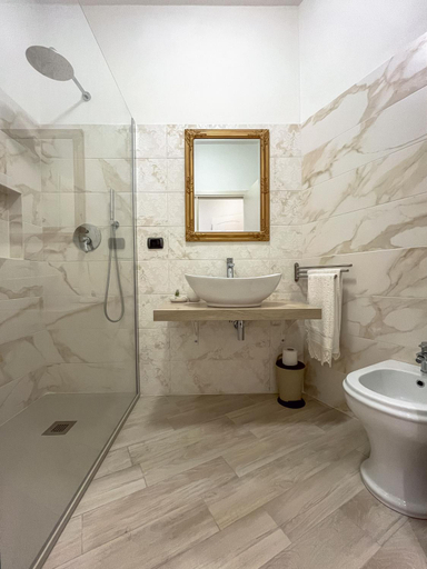 Bathroom 2, Podere Maison Delices, La Spezia