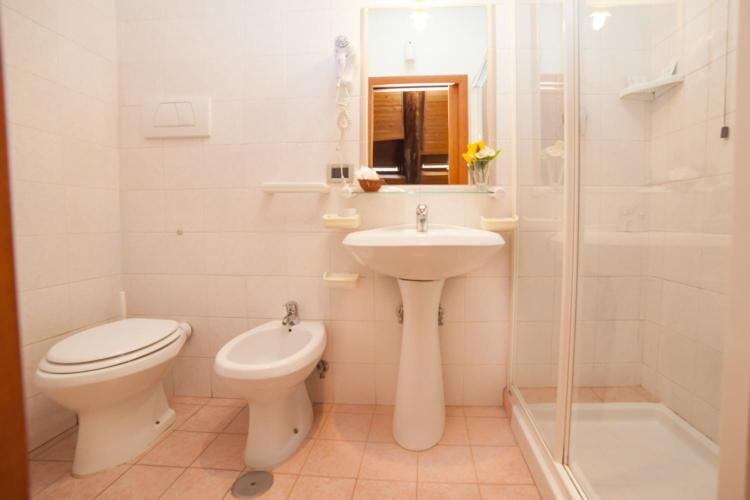 Bathroom 4, Nights in Rome Guest House, Roma