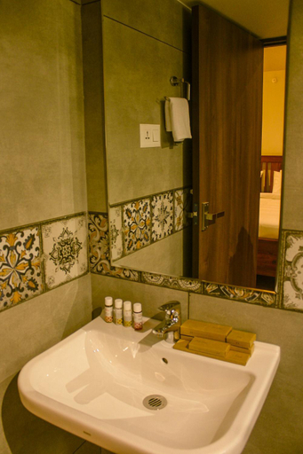 Bathroom 3, Sarada Mandiram A Heritage Hotel, Ernakulam