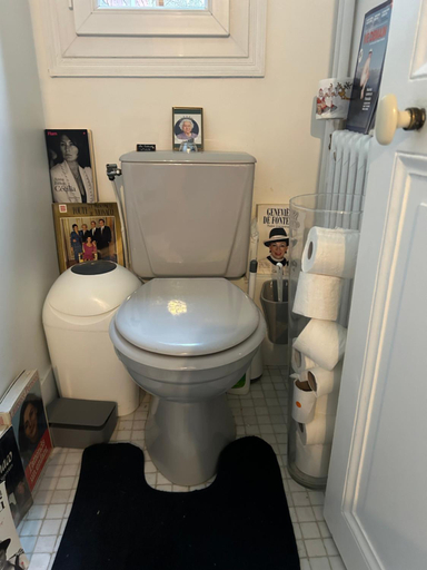Bathroom 3, Monopolis, Val-d'Oise
