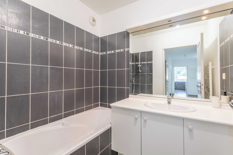 Bathroom, 2 Bedroom Apartment With Balcony 10th arr, Bouches-du-Rhône