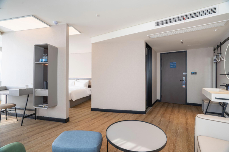 Others 5, Hanting Hotel Qingdao Development Zone Xiangjiang Road Commercial Street, Qingdao