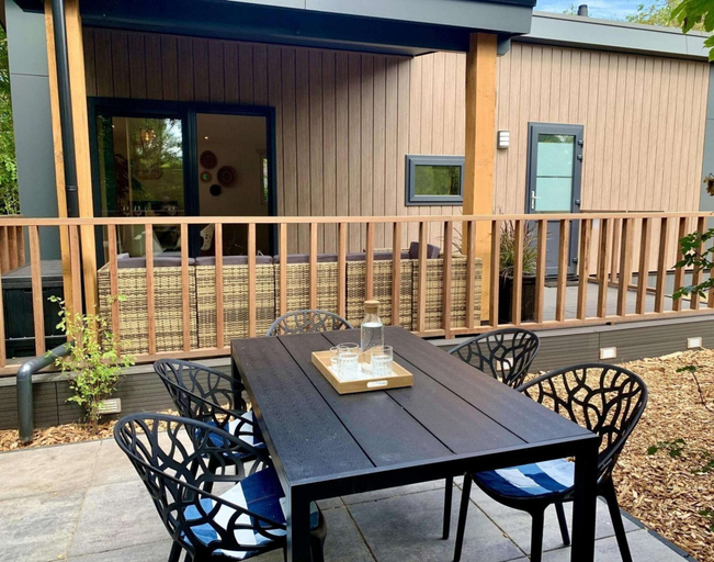 Garden 2, Modern Chalet With Terrace, Veranda, Zijpe