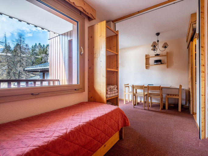 Room 5, Studio in Doucy With Mountain Views, Savoie