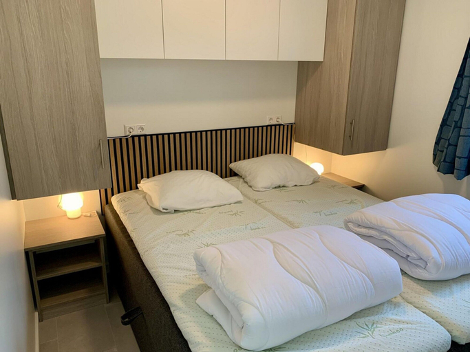 Room 2, Modern Chalet With Terrace, Veranda, Zijpe