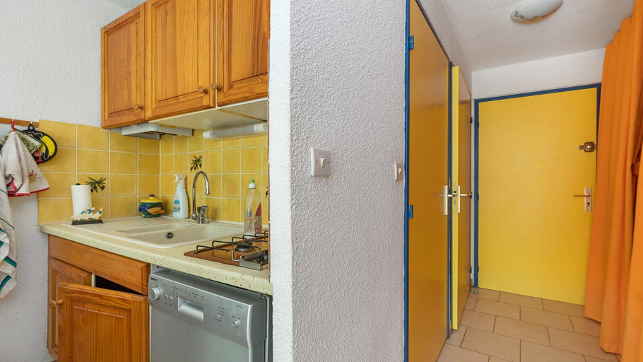 Private kitchen 5, Cozy Stay Near the Beach, Hérault