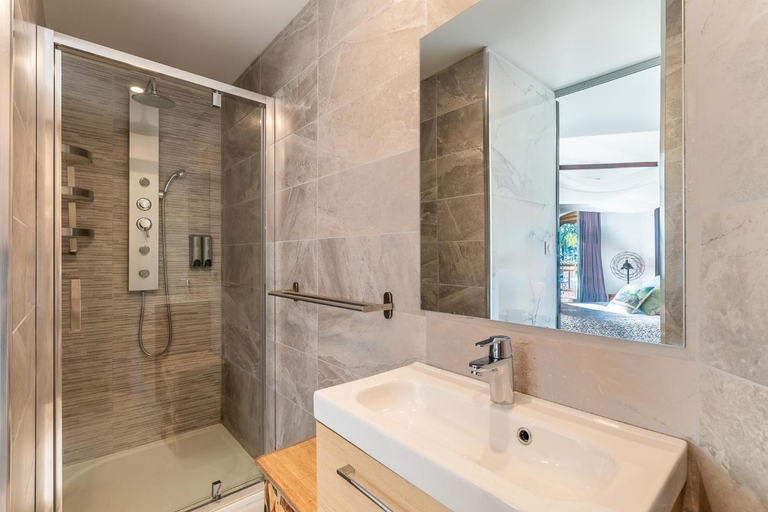 Bathroom 5, Royal Tiki Lodges, Hérault