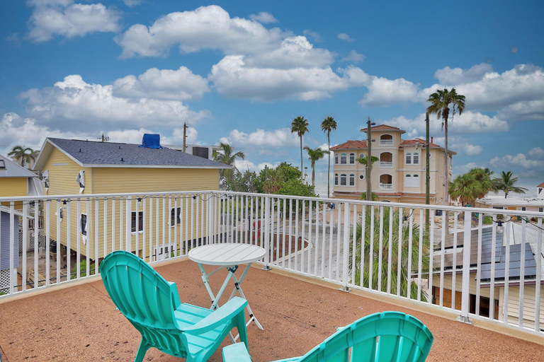 Exterior & Views 2, Beach Livin 3 - 3 Bedroom Upstairs, Pinellas