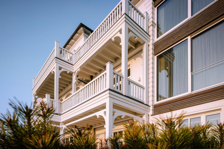 Exterior & Views