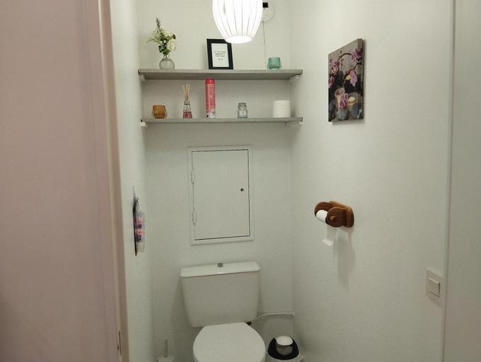 Bathroom 3, Havre de Paix, Val-de-Marne