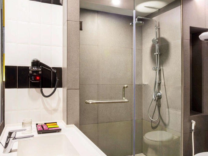 Bathroom 5, ibis Styles Bekasi Jatibening, Bekasi