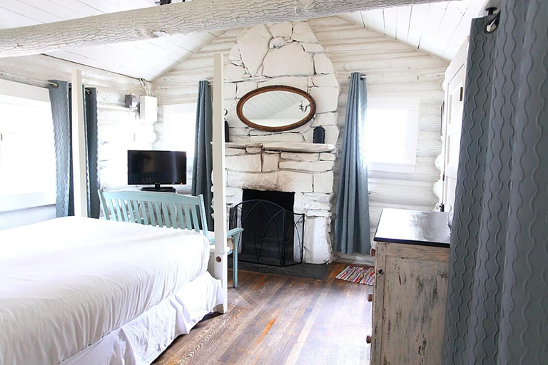 Bedroom, The Pines Cottages, Buncombe