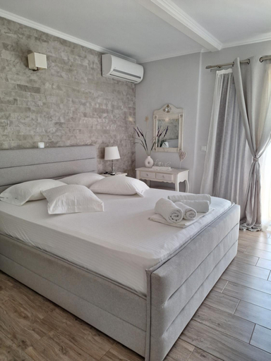 Others 5, Ortensia, Ionian Islands