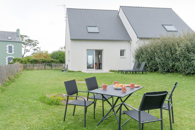 Outdoor dining 4, Holiday Home in Porspoder Near Plage du Bourg, Finistère