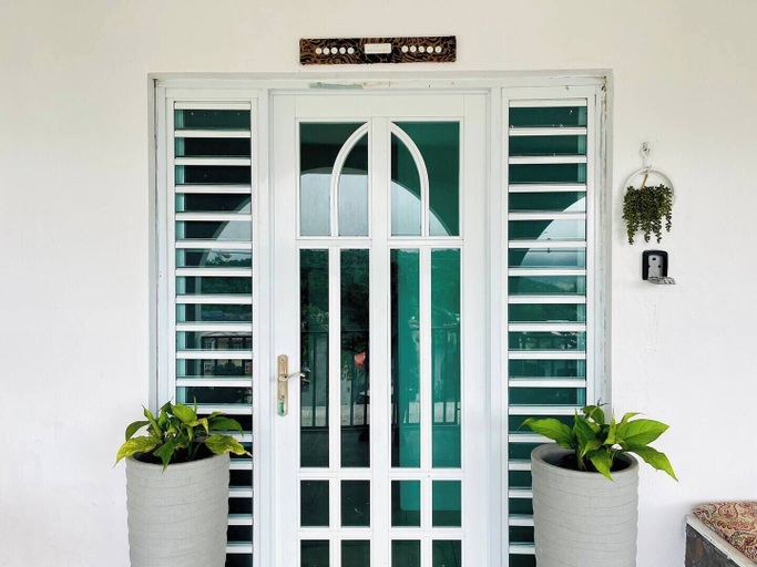 Room 2, Solar Powered Near Ferry to Culebra