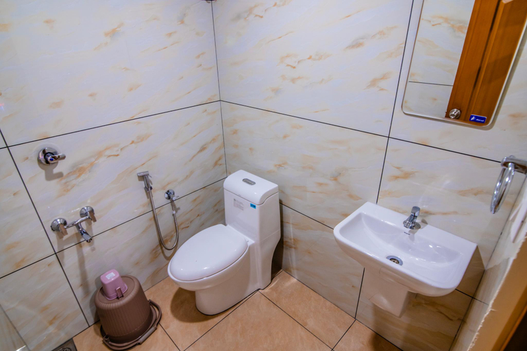Bathroom 3, Hotel Shams Inn, Ernakulam