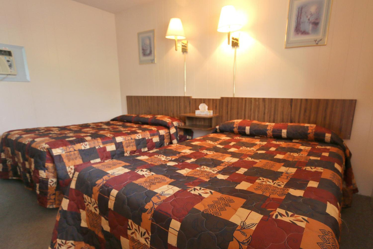 Bedroom 5, Sunset Motel, Central Kootenay