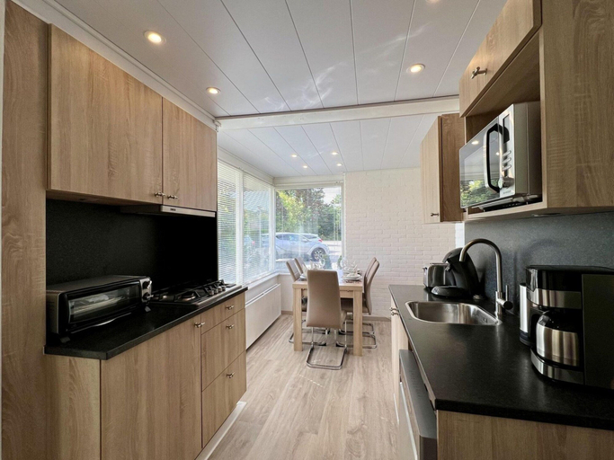 Private kitchen 5, Pet-friendly Bungalow Near Beach, Zijpe