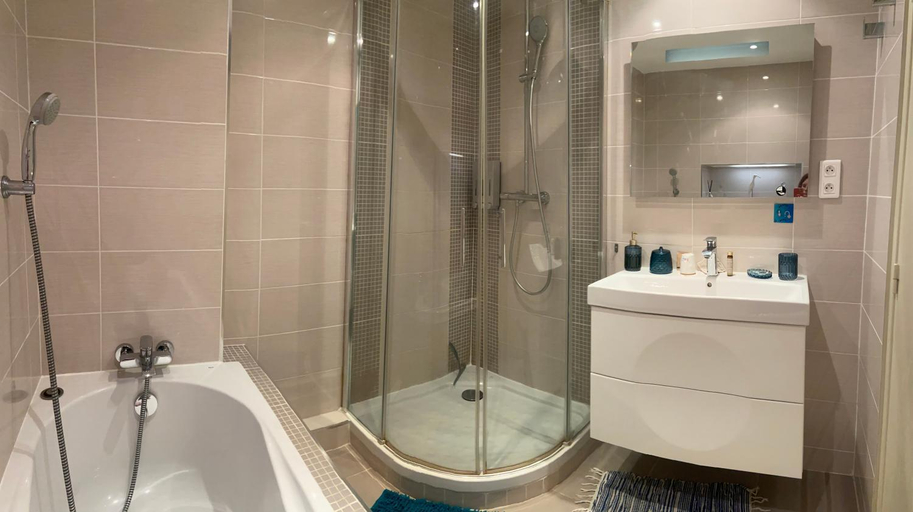 Bathroom 3, Le moulin de la Vernoelle, Allier