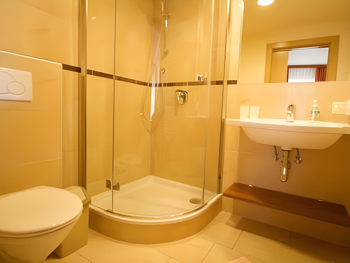Bathroom 2, Landgasthof Zur schonen Wienerin, Melk