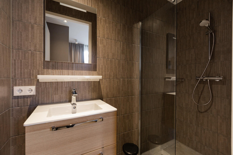 Bathroom 2, 3-bedroom Duplex Apartment in Den Haag, Den Haag