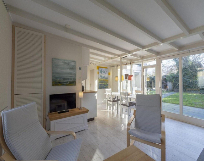 Living room 3, Beautiful, Modernly Furnished Bungalow at Walking Distance From the Beach, Zijpe