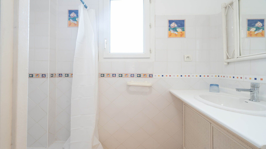 Bathroom 4, Comfort With Sunlit Balcony, Hérault