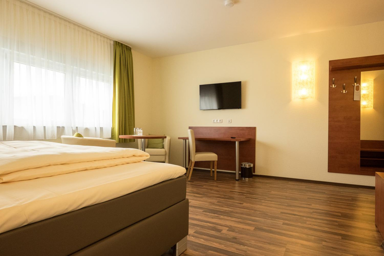 Others 3, Hotel Viola, Main-Taunus-Kreis